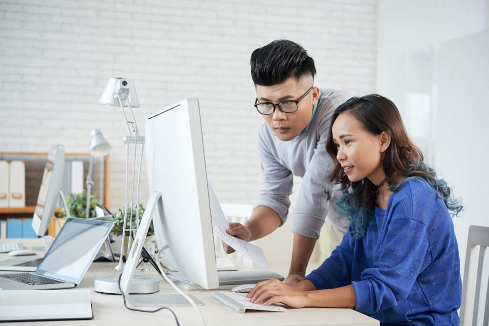 Two SEO expert working in an SEO agency